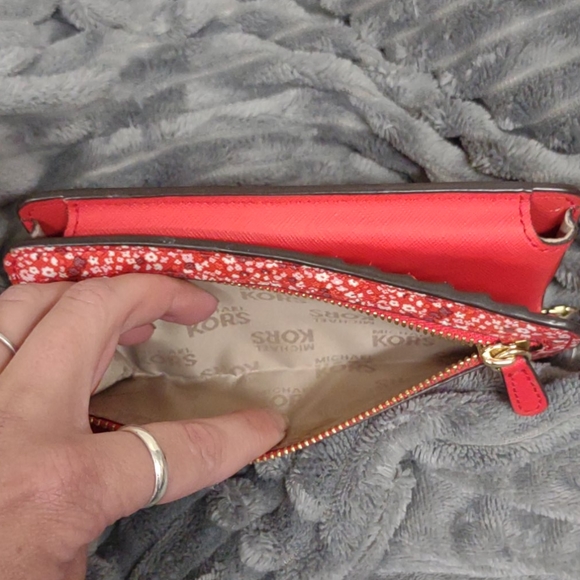 NWOT Authentic Michael Kors floral wristlet wallet - Picture 8 of 8
